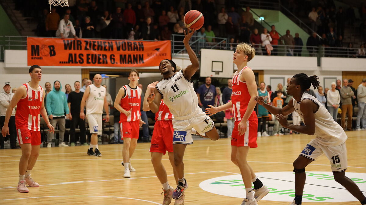 Kurz vor Schluss geben die Cuxhaven BasCats - hier Franck Kone - den Sieg im Topspiel gegen Westerstede noch aus der Hand. Foto: Unruh