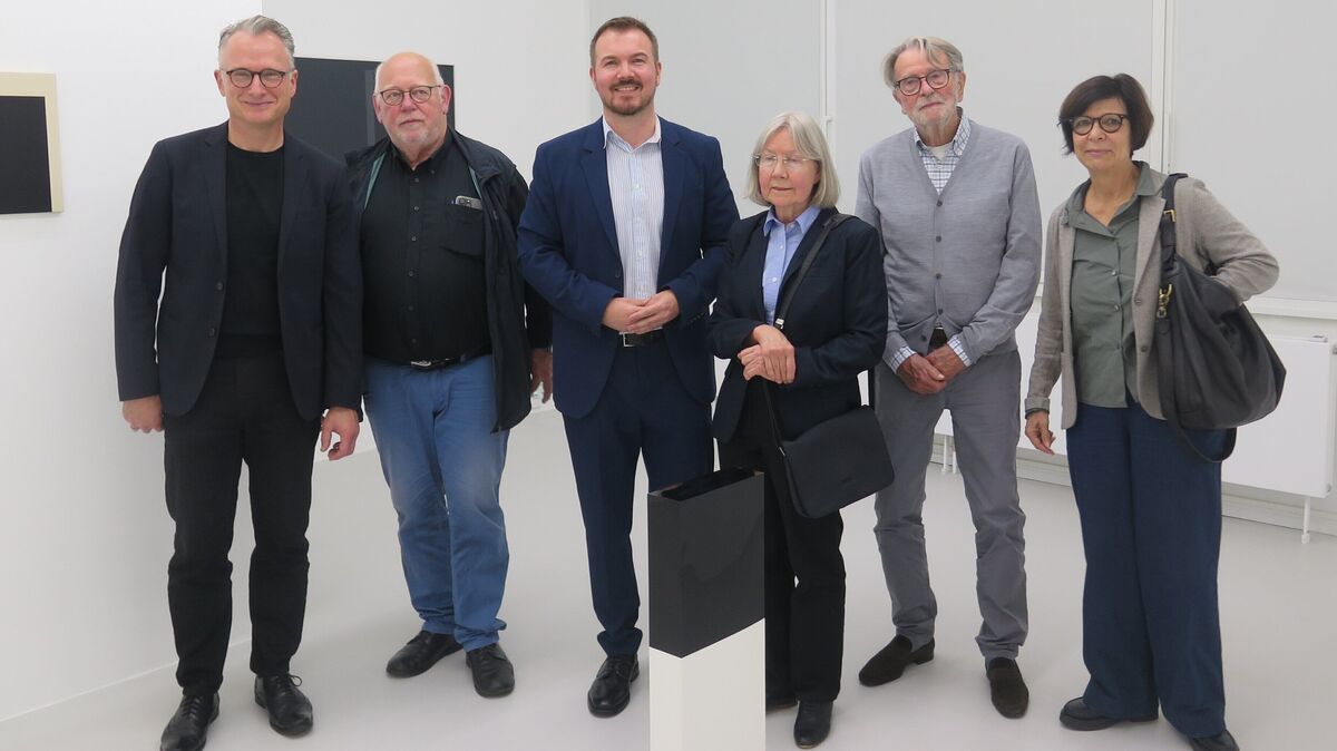 Die Schenkung aus dem Nachlass Fritz Klingbeils war Anlass zur Eröffnung einer neuen Ausstellung im MgK: (v.l.) Friedhelm Ottens, Peter von Spreckelsen, Wilko Austermann, Kaija Pikarinen, Klaus Staudt und Karin Radoy. Foto: Cordes