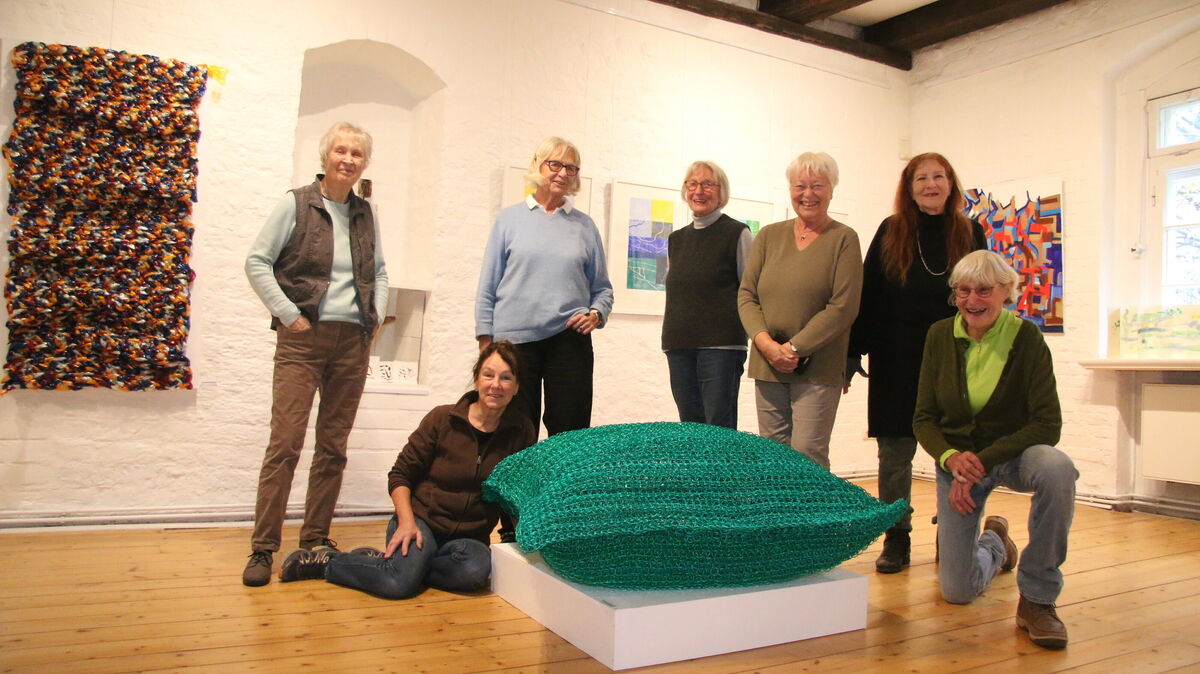 Die Jubiläumsausstellung der Gruppe Quadrat im Schloss Ritzebüttel ist aufgebaut. Es freuen sich v.l.: Anke Fuhst, Claudia Domeyer, Sigrid Weiß, Anke Rösner, Ute Breitenberger, Annette Bolgen und Carola Jahn-Schüßler. Foto: Potschka
