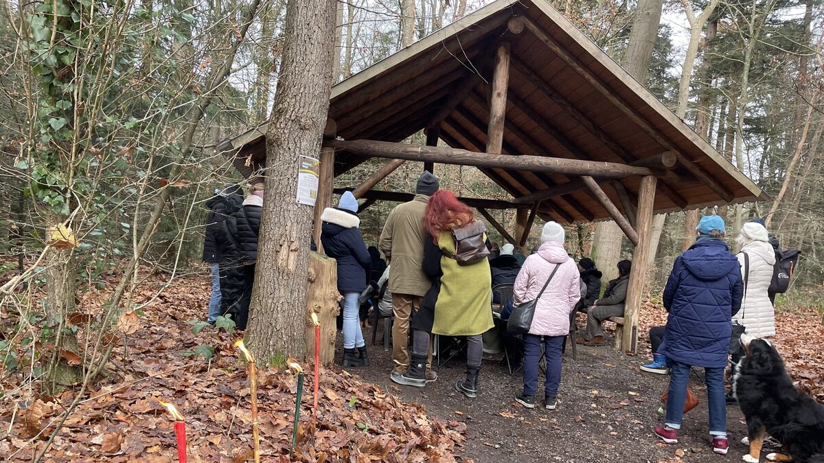 Die Gedenkstunde wurde im Andachtspavillon des Ruheforstes abgehalten.