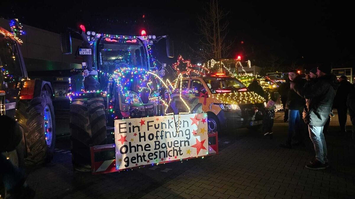 Große Begeisterung bei kleinen und großen Zuschauern beim Start der Lichterfahrt. Foto: Jürgen Lange