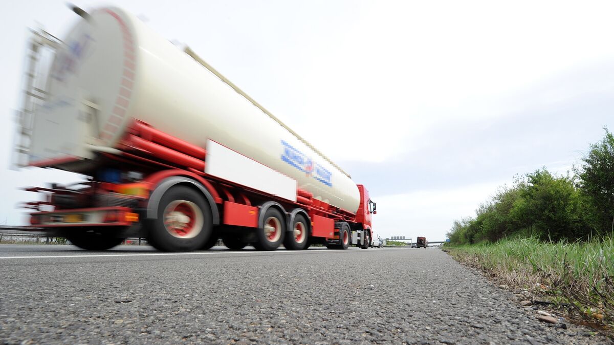 Ein Tanklastwagen auf der Autobahn: Im Fokus von Untersuchungen stehen mögliche Hygienemängel beim Transport von Lebensmitteln und Chemikalien. Foto: Hollemann/dpa