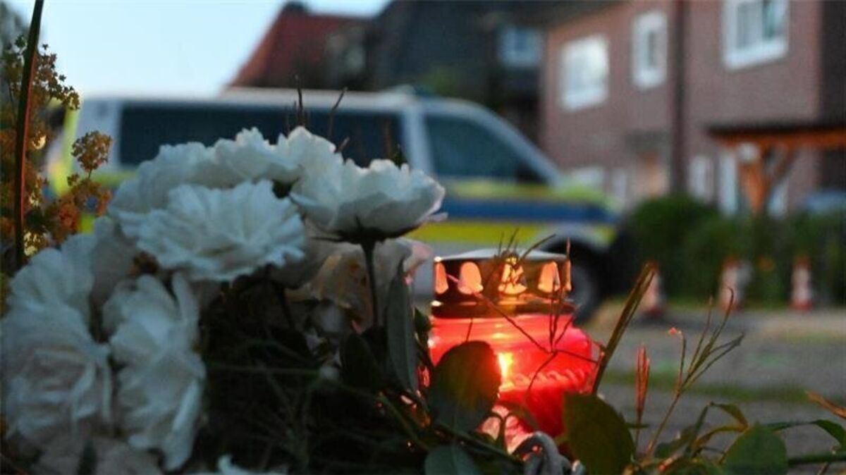 Nachbarn haben Kerzen in der Dankersstraße in Stade entzündet. Foto: Vasel