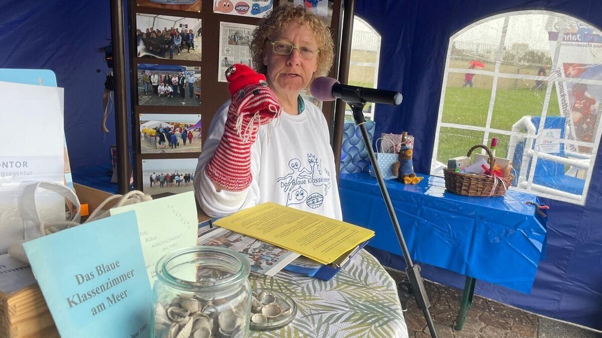 Frauke Kruggel mit der beliebten Handpuppe Willy Wattwurm, die ihre Mutter gestrickt hatte.