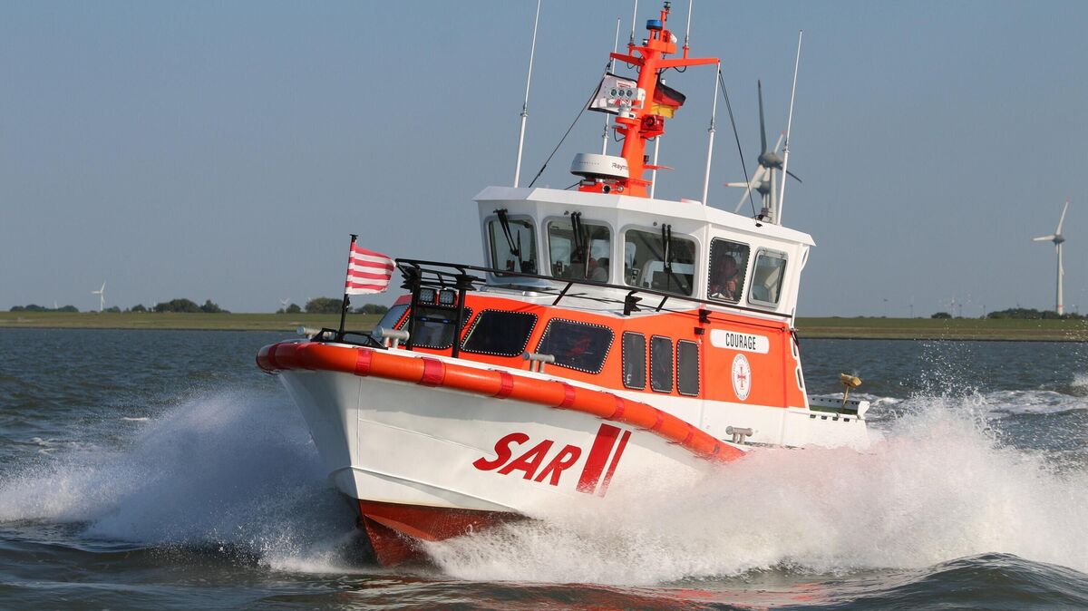 Das Seenotrettungsboot "Courage" schleppte das havarierte Sportboot nach Neuharlingersiel. (Archivfoto: Die Seenotretter – DGzRS)