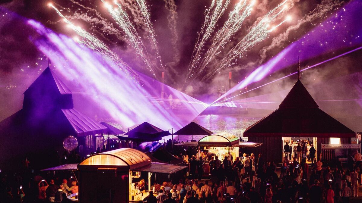 Farbenfrohes Finale am Deich: Das Höhenfeuerwerk beim Sommerabend am Meer ist für viele Cuxhavenerinnen und Cuxhavener fester Bestandteil des Sommers. Auch im kommenden Jahr soll es einen Abschluss dieser Art geben. Foto: Potschka
