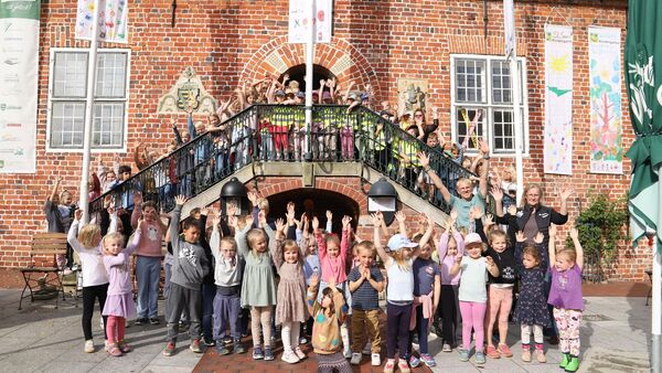 Bunte Fahnen für die Rechte der Kinder: Otterndorf verbindet Tradition und Sport