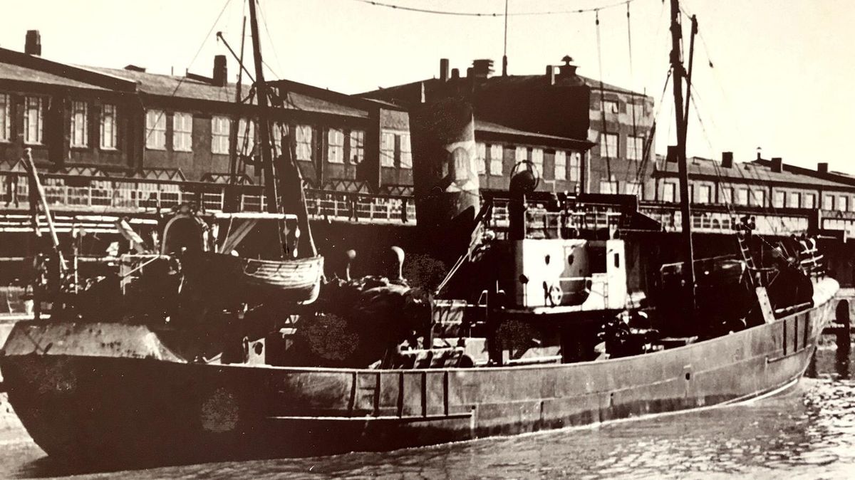Der Fischdampfer "Elbe" beim Einlaufen in den Neuen Fischereihafen in Cuxhaven. Foto: Sammlung Speetz-Wiens