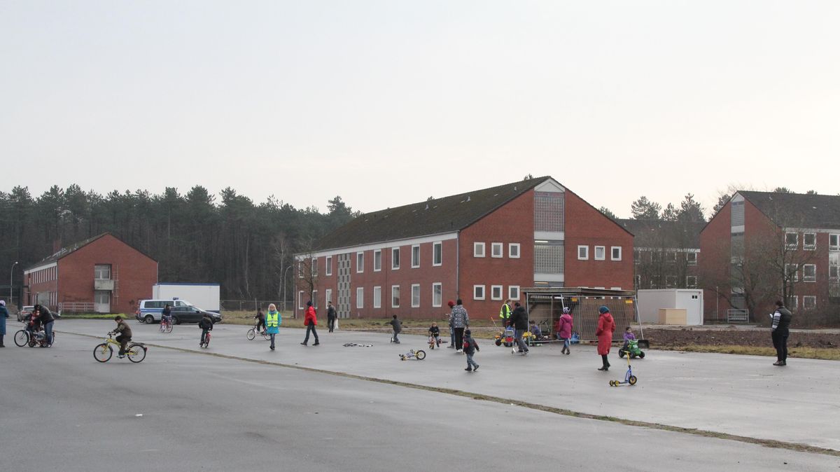 Das Kasernengelände im Dezember 2015. Damals kamen innerhalb weniger Wochen mehrere hundert geflüchtete Familien in einem Teil der Gebäude unter, die als Notunterkunft dienten. Foto: Reese-Winne