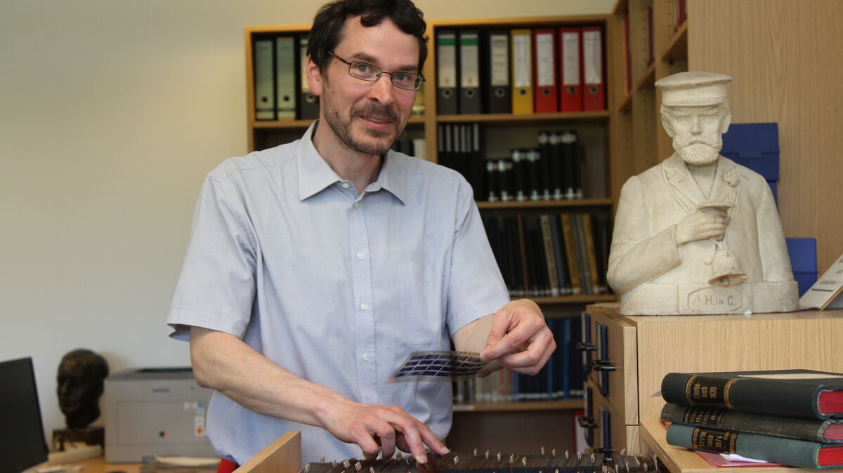 Die letzten Recherchen im Lesesaal: Friedhelm Gleiß an den Ausziehschränken, in denen alten Zeitungsbände als Mikrofiche archiviert sind. Fotos: Reese-Winne