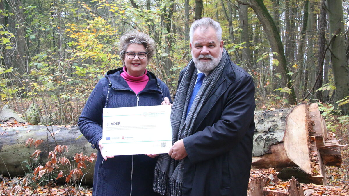 Sahlenburgs frisch gewählte Ortsbürgermeisterin Claudia Bönnen und Kurdirektor Olaf Raffel freuen sich über die Fördermittel für den neuen Fitness-Parcours im Wernerwald. Bis zum Jahresende sollen 13 Stationen, mit dem Ziel, die Beweglichkeit zu fördern, aufgebaut sein.