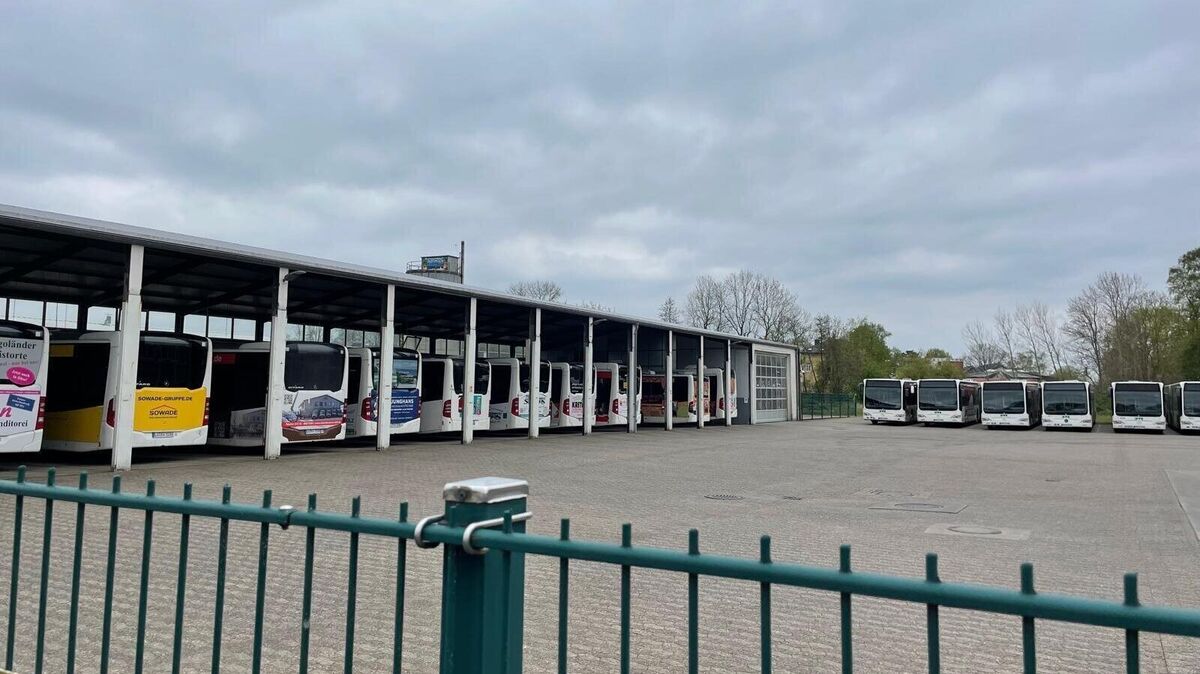 Hinter verschlossenem Tor stehen am Dienstag 18 KVG-Busse auf dem Betriebshof in Cuxhaven an der Meyerstraße. Foto: Kramp