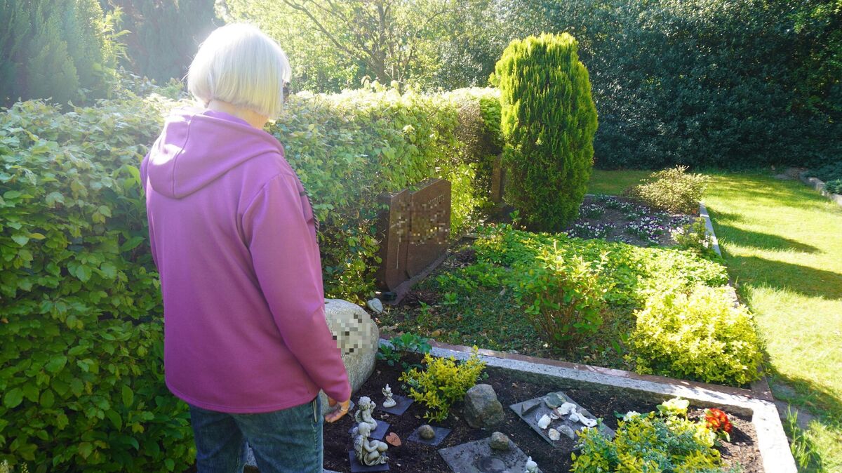 Margret Probst ist schockiert über den dreisten Diebstahl auf dem Friedhof Altenwalde. Von der Grabstätte ihres Mannes wurde eine Blumenschale geklaut. Und dies soll kein Einzelfall sein, wie der Friedhofsgärtner berichtet. Foto: Brettschneider
