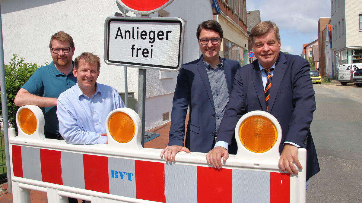 Von dem Gedanken, unterschiedliche Verkehrsteilnehmer gegeneinander auszuspielen, hält die CDU-Ratsfraktion (hier mit Lars Birner, Thiemo Röhler, Christoph Frauenpreiß und Enak Ferlemann (v. l.) wenig. Foto: Koppe