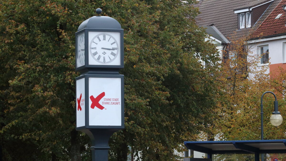 Um sich zu vergewissern, wie spät es ist, genügt auf dem Karl-Olfers-Platz ab sofort wieder ein Blick "nach oben". Foto: Koppe