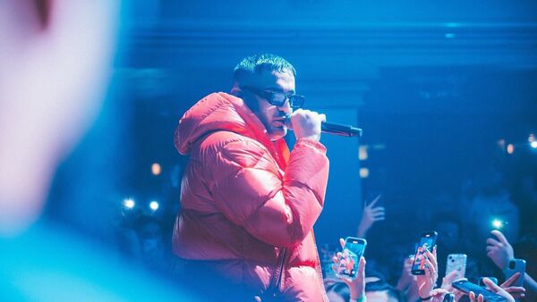 Rapper Haftbefehl live in Cuxhaven: Neue Netflix-Doku zeigt Auftritt in anderem Licht