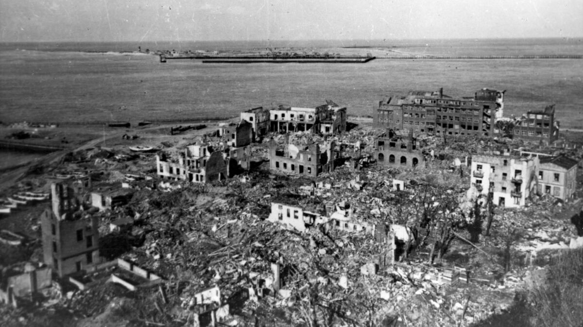 Die undatierte Aufnahme zeigt die kriegszerstörte Insel Helgoland. Britisches Militär nutzte nach dem Zweiten Weltkrieg die evakuierte Insel als Bombenabwurfplatz. Am 18. April 1947 sollten knapp 7000 Tonnen Munition den großen Felsen endgültig sprengen. Foto: dpa