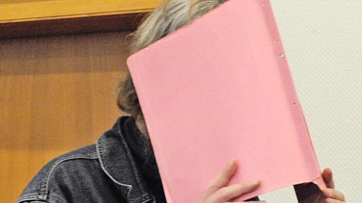 Vor Gericht in Nantes beteuerte der „Maskenmann“ seine Unschuld im Fall Jonathan. In Deutschland sitzt er bereits wegen dreifachen Kindsmordes lebenslang im Gefängnis. Foto: David Hecker Pool