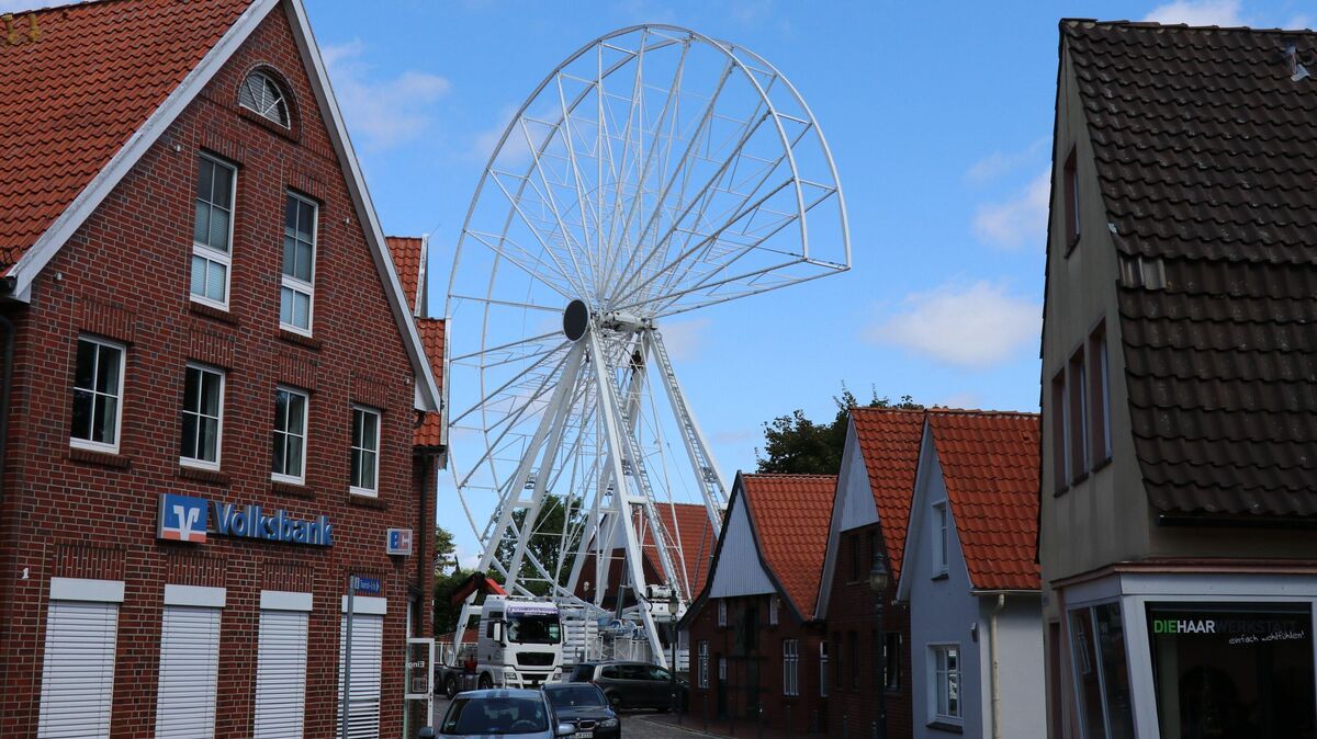 Das imposante Riesenrad überragt die Dächer von Otterndorf und kündigt das bevorstehende "Lütte Altstadtfest" an. Foto: Mangels