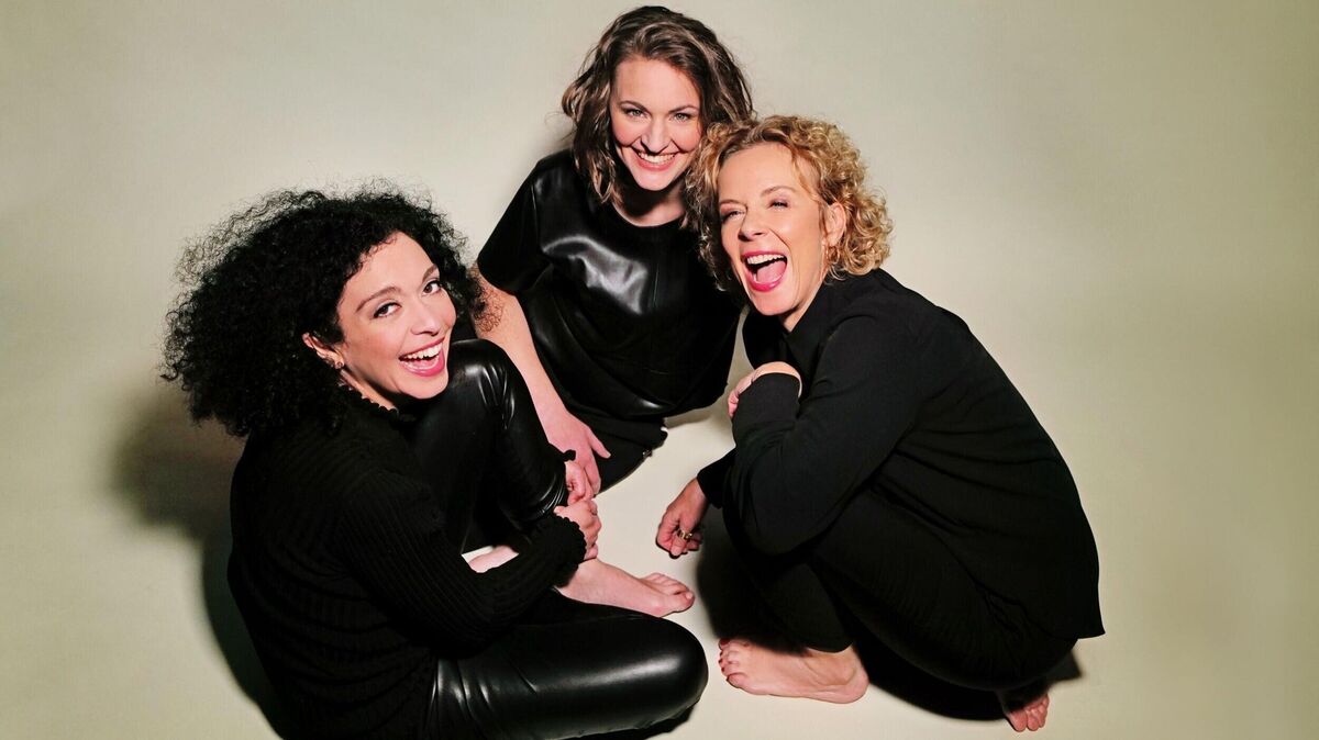 Katja Riemann, Franziska Hölscher und Marianna Shirinyan verbinden in „Rot” Musik und Literatur zu einem Abend über Liebe und Verlust. Foto: M. Knickriem