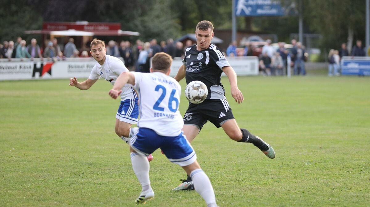 Neuzugang Tim Klowat wurde vor dem Saisonstart rechtzeitig fit. Er erzielte per Elfmeter das erste Landesligator für den FC Cuxhaven in der Saison. Foto: Unruh
