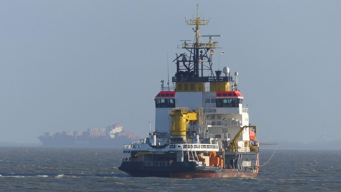 Blackout on the Elbe abeam of Cuxhaven-Altenbruch: Tugs secure 