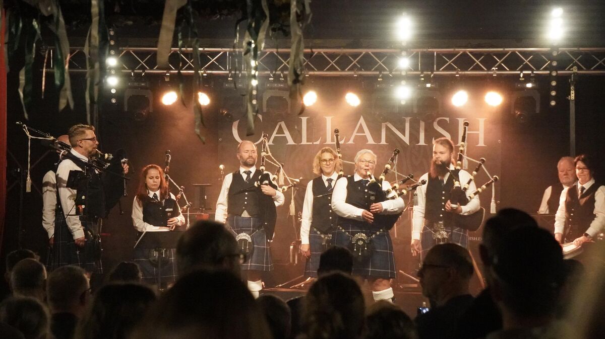 Die „North Coast Area Pipes and Drums“ bringen traditionelle Klänge in die Festhalle Neuhaus. Foto: Brettschneider