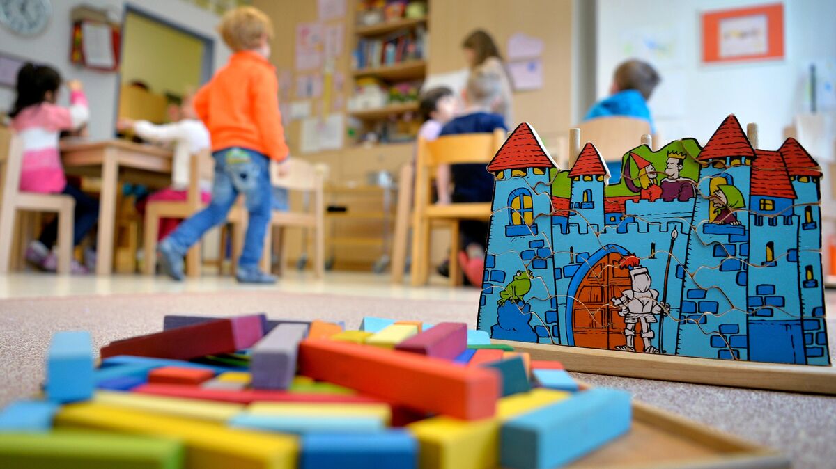 Immer mehr Eltern sollen ihre kranken Kinder in die Kita bringen. Symbolfoto: Monika Skolimowska/dpa