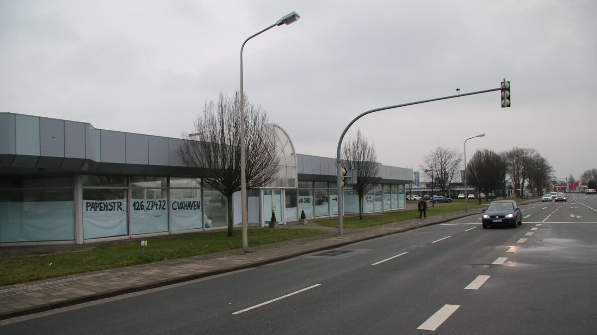 In dem ehemaligen Autohaus an der Grodener Chaussee soll ein Gartencenter eröffnen. Der Umweltausschuss der Stadt Cuxhaven gab in dieser Woche grünes Licht. Foto: Potschka