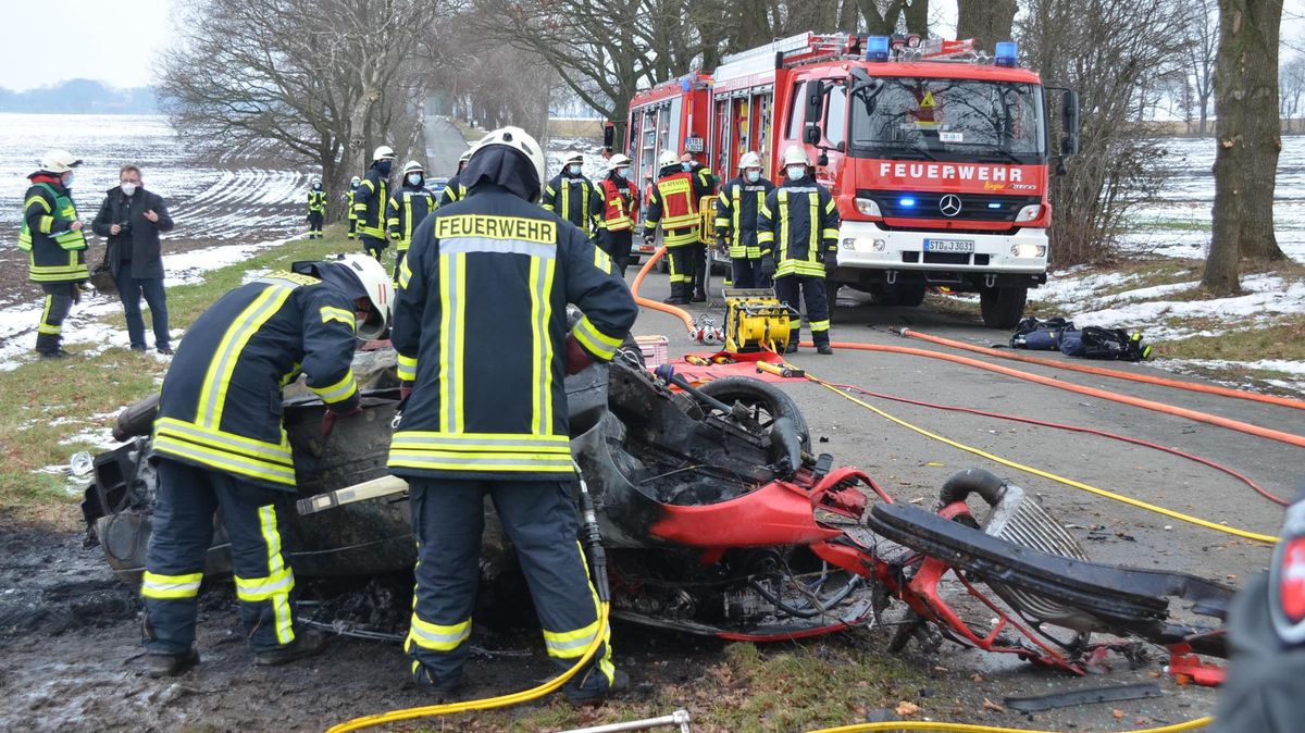Die Rettungskräfte versuchten alles, doch für den 26-Jährigen kam jede Hilfe zu spät. Foto: Polizei