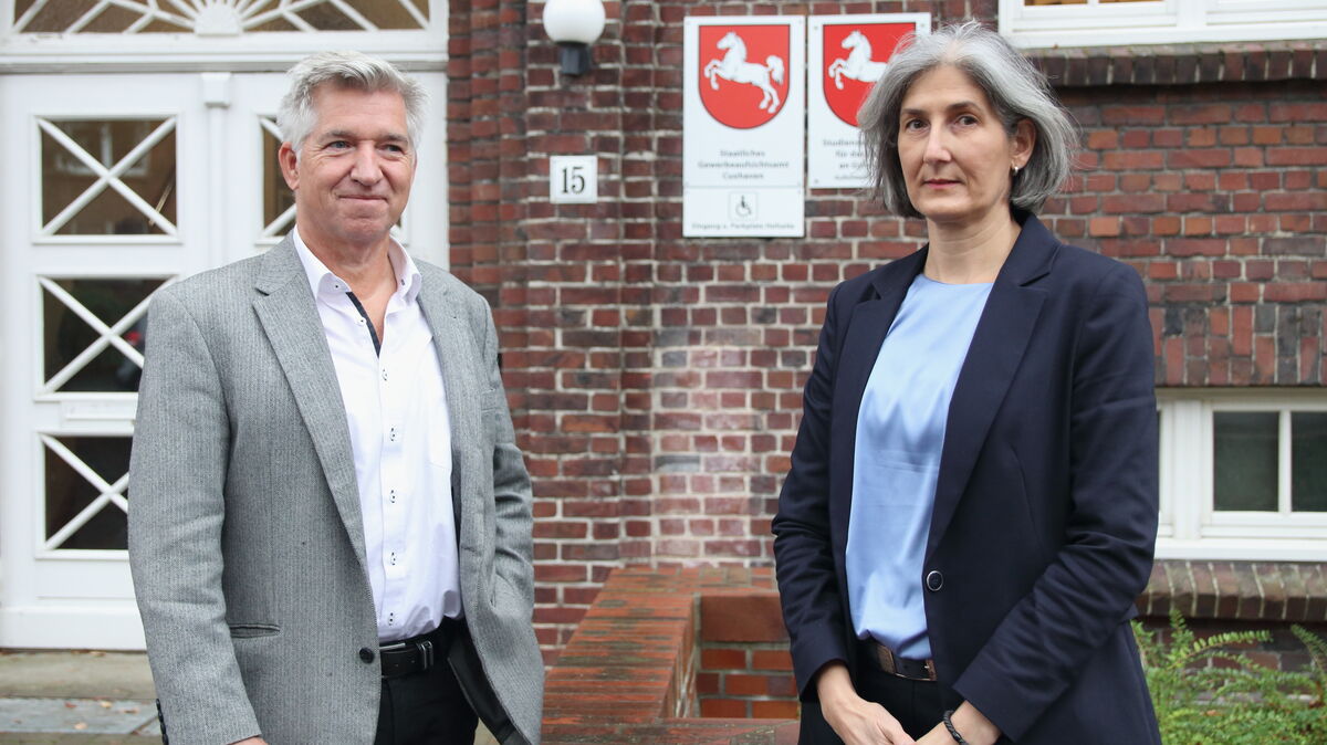 War zur Amtseinführung nach Cuxhaven gereist: Ministerialrat Uwe Hoffmann (Niedersächsisches Ministerium für Umwelt, Energie und Klimaschutz) mit der neuen Behördenleiterin Evelin Wadephul. Foto: Koppe