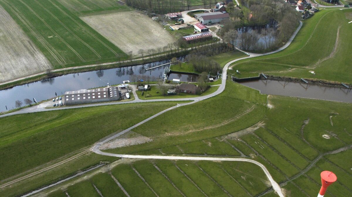 Die Gerüstteile tragen eine Gravur: HKS - Hadelner Kanalschleuse. Archivfoto: Schröder