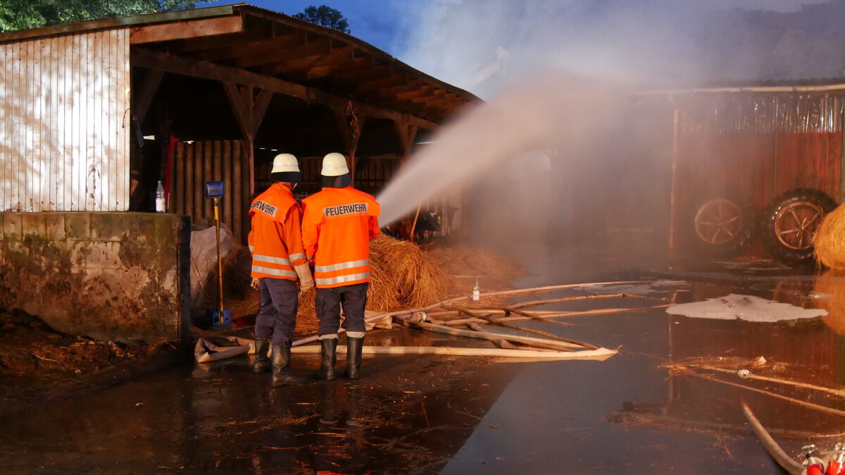 Von allen Seiten fanden die Löscharbeiten statt. Leider wurden die Stallungen und das gelagerte Heu und Stroh vom Feuer völlig zerstört. Foto: Lange