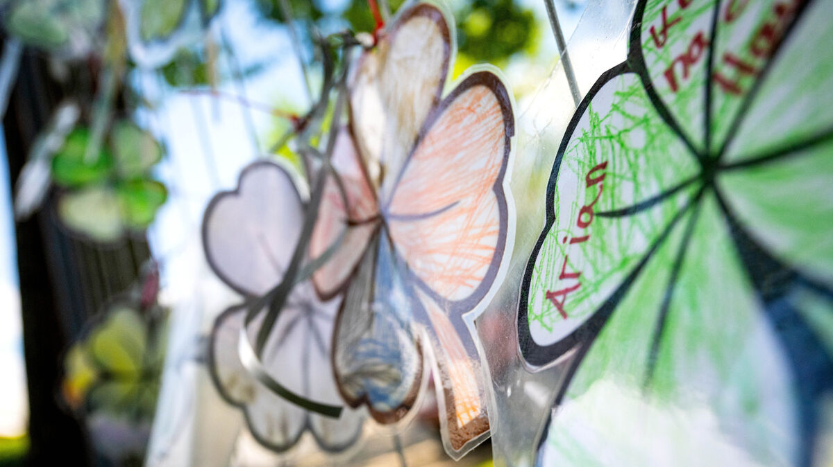 Gebastelte vierblättrige Kleeblätter mit der Aufschrift "Arian" hängen an einem Zaun im Wohnort von Arians Familie. In Kürze soll das Ergebnis vorliegen, ob es sich bei dem toten Kind um den Jungen aus Beverstedt handelt. Foto:  Schuldt/dpa