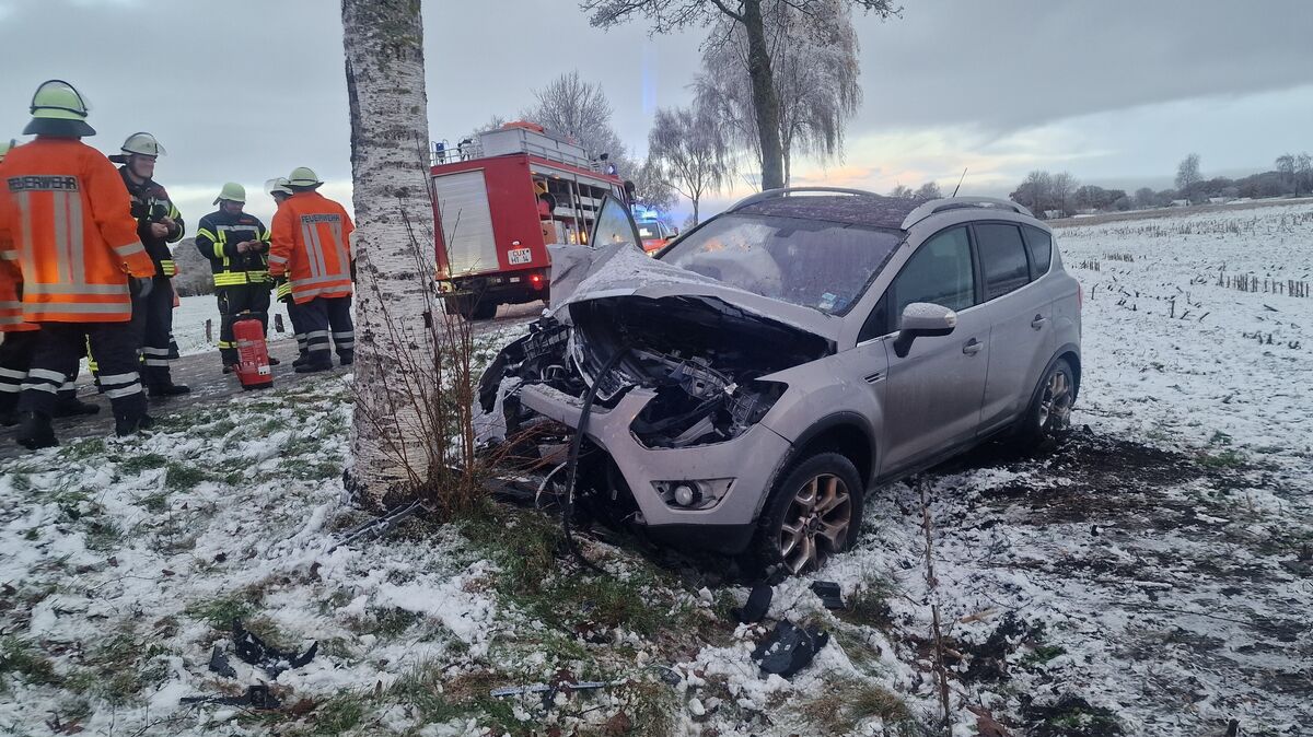 Da es zunächst hieß, die beiden Insassen seien eingeklemmt, ist ein großes Aufgebot an Rettungskräften an der Einsatzstelle. Foto: Lange