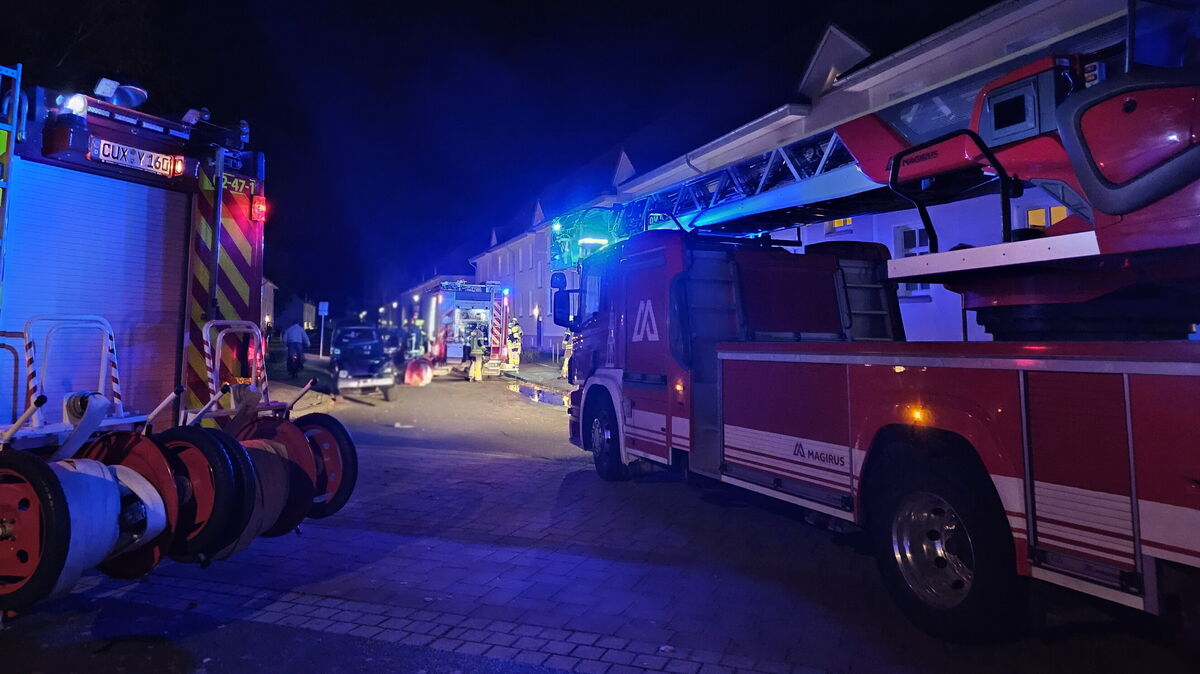 Insgesamt 18 Feuerwehrkräfte sind in der Karpfangerstraße im Einsatz, um das Feuer zu löschen. Foto: Berufsfeuerwehr