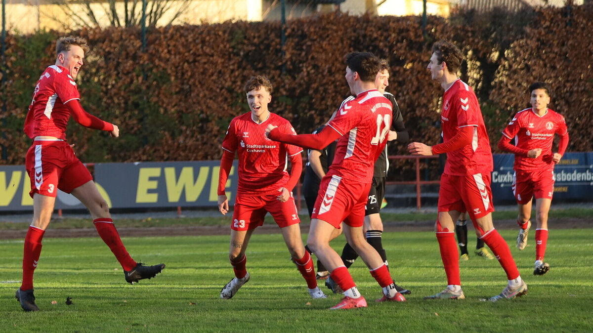 Ole Schepergerdes (l.) schreit nach seinem frühen Führungstreffer im Spiel von Rot-Weiss Cuxhaven gegen den TSV Sievern die Freude heraus. Es sollte der einzige Treffer an diesem Tag bleiben. Foto: Unruh