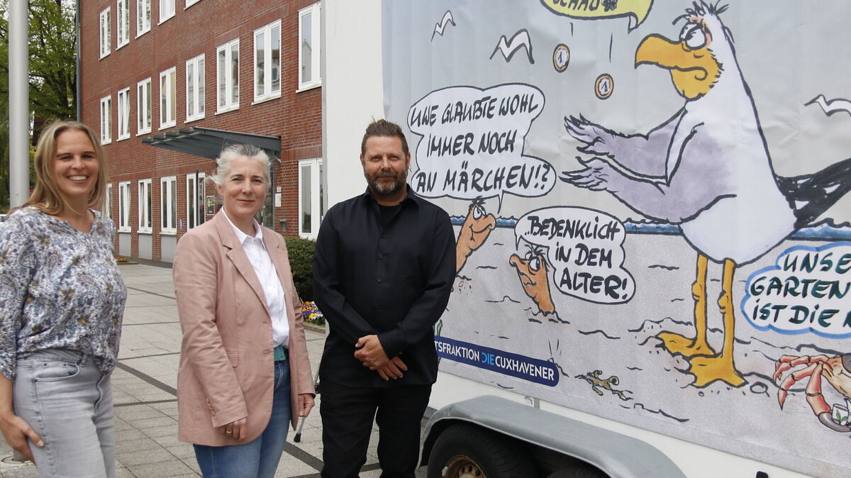Mit Unterstützung ihrer Wählergemeinschaft (Die Cuxhavener) wollen Franziska Schwedler, Meike Feldmann und Sebastian Schlagmann (v. l.) ein Bürgerbegehren gegen die Durchführung einer Landesgartenschau ins Rollen bringen. Der Aufschlag dazu fand am Dienstag mit einer Anmeldung des Verfahrens im Rathaus statt. Foto: Koppe