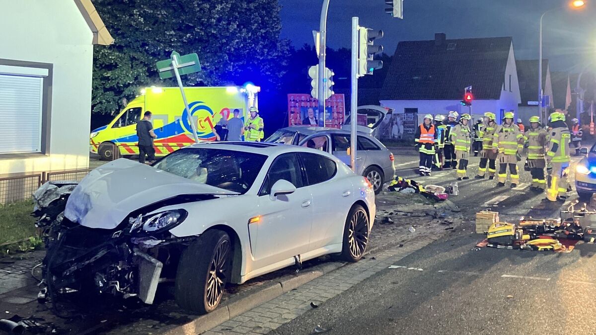 Auf der Papenstraße kollidieren der Porsche (im Bildvordergrund) und der Audi (im Bildhintergrund mit geöffneter Kofferraumklappe). Für die Beifahrerin im Audi kommt jede Hilfe zu spät. Foto: Polizei