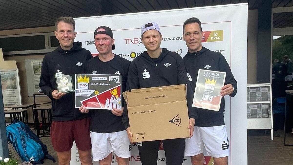 Vierter Pokaltitel in Folge für Schwarz-Weiß Cuxhaven (v.l.): Dennis Haack, Christian Winter, Felix Palmen, Matthias Reichert. Foto: Gabel