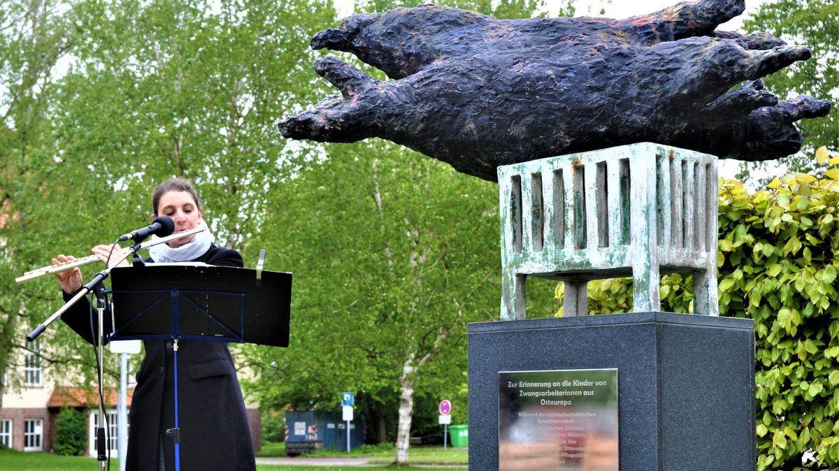 Marissa Burchard (Querflöte) beeindruckte mit ihren musikalischen Beiträgen während der Gedenkfeier. Foto: red