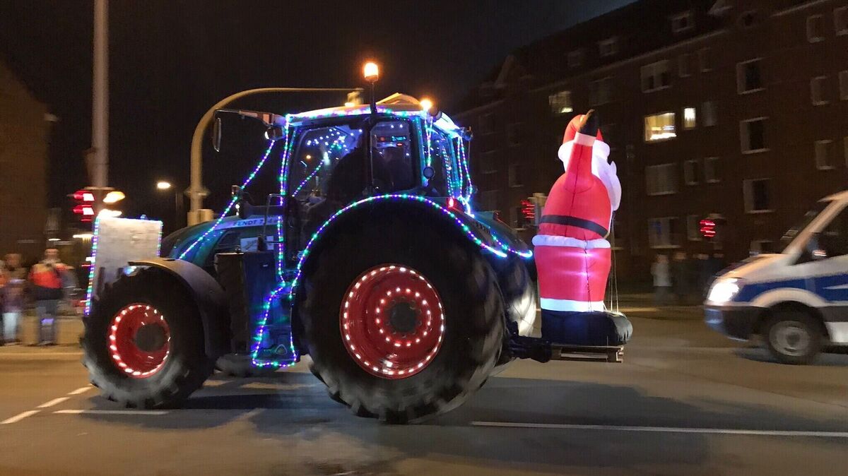 Die spektakuläre Lichterfahrt zahlreicher Landwirte durch Cuxhaven hat im vergangenen Jahr unzählige Bürgerinnen und Bürger fasziniert. Foto: Britta Siert