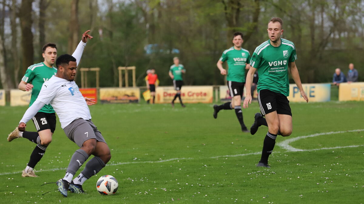 Vor knapp zweieinhalb Jahren trafen der FC Cuxhaven und der FC Hagen/Uthlede zuletzt aufeinander. Damals siegten die Cuxhavener dank zweier Treffer von Vinicius Santos mit 3:1. Foto: Witthohn