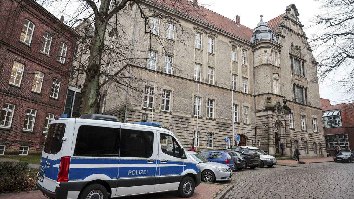 Ein Polizeifahrzeug steht vor Beginn eines Prozesses wegen Mordes vor dem Landgericht. Einem 34-jährigen Angeklagten wird vorgeworfen, im März 2024 einen 35-Jährigen mit einem Messerstich in den Kopf getötet zu haben. Hintergrund soll ein Streit zwischen zwei Großfamilien gewesen sein. Foto: dpa