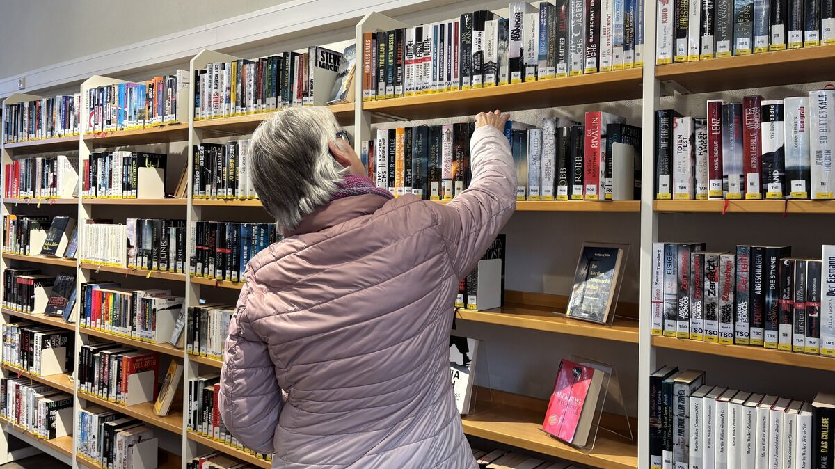 In der Otterndorfer Stadtbibliothek an der Wallstraße werden auf 200 Quadratmetern Publikumsfläche rund 12.000 physische Medien angeboten. Die Bibliothek verzeichnete im vergangenen Jahr 885 aktive Nutzerinnen und Nutzer. Foto: Grell