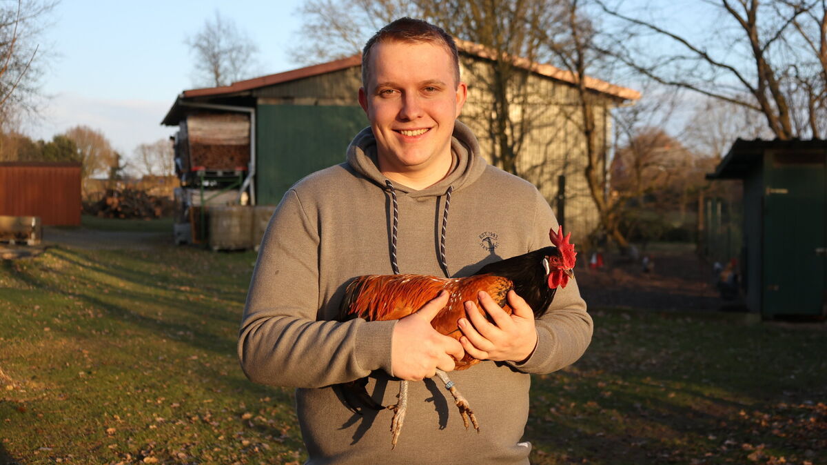 Der 24-jährige Geflügelzüchter Michael Bornemann aus Lamstedt hält hinter seinem Wohnhaus rund 80 Hühner für die Zucht und ist damit sehr erfolgreich. Foto: Larschow