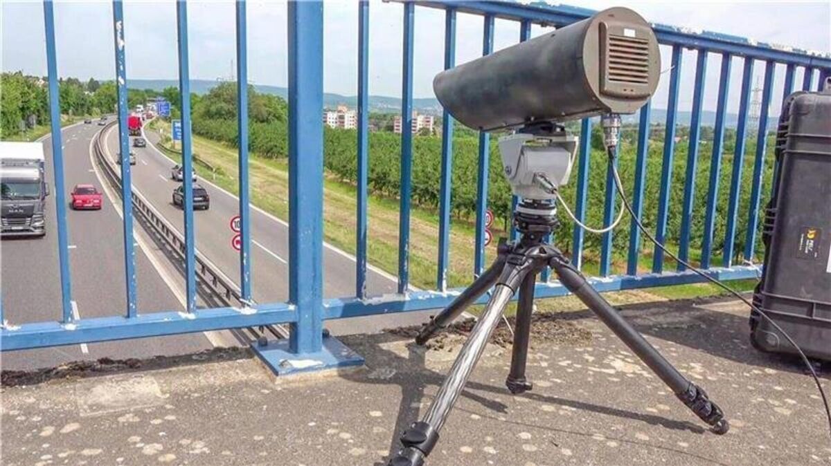 Mit hochauflösenden Kameras und KI-Technologie – so funktioniert der neue Handy-Blitzer auf der Autobahn. Foto: IMAGO/Fabian Geier