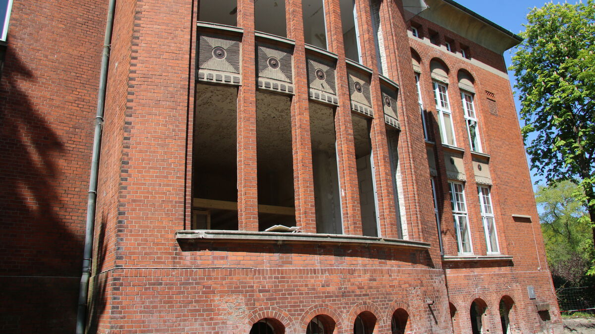 Zwischen Geschichte und Zukunft: Die markante Ziegelfassade des alten Marinelazaretts bleibt erhalten – als prägendes Element eines Quartiers, das Cuxhavens Wohnlandschaft verändern soll. Foto: Potschka