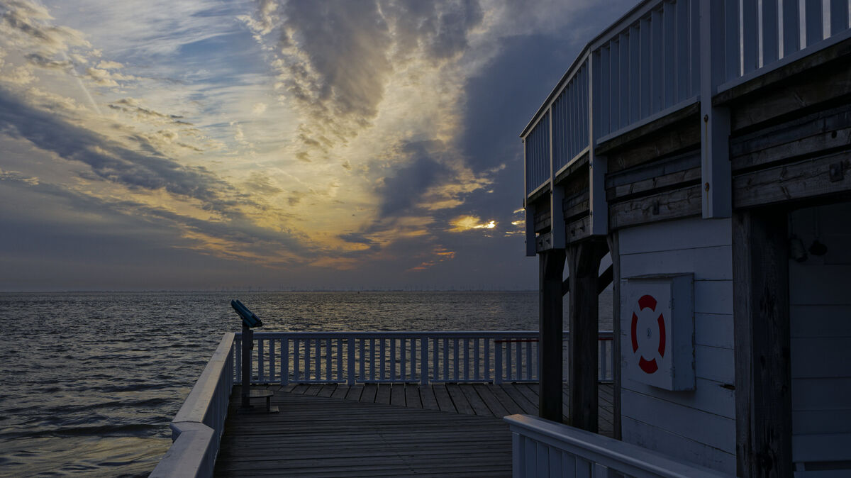 Die Alte Liebe ist weit mehr als eine Sehenswürdigkeit, sie ist für viele Cuxhavener und Urlauber ein Sehnsuchtsort. Die Pläne von NPorts, das Oberdeck im Zuge der Sanierungsarbeiten zu entfernen, werden vielfach kritisch gesehen. Foto: Schimmel