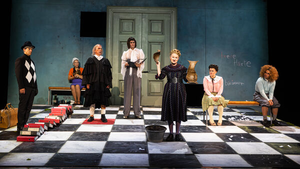 "Der zerbrochne Krug" im Stadttheater Cuxhaven: Kleists Stück neu inszeniert